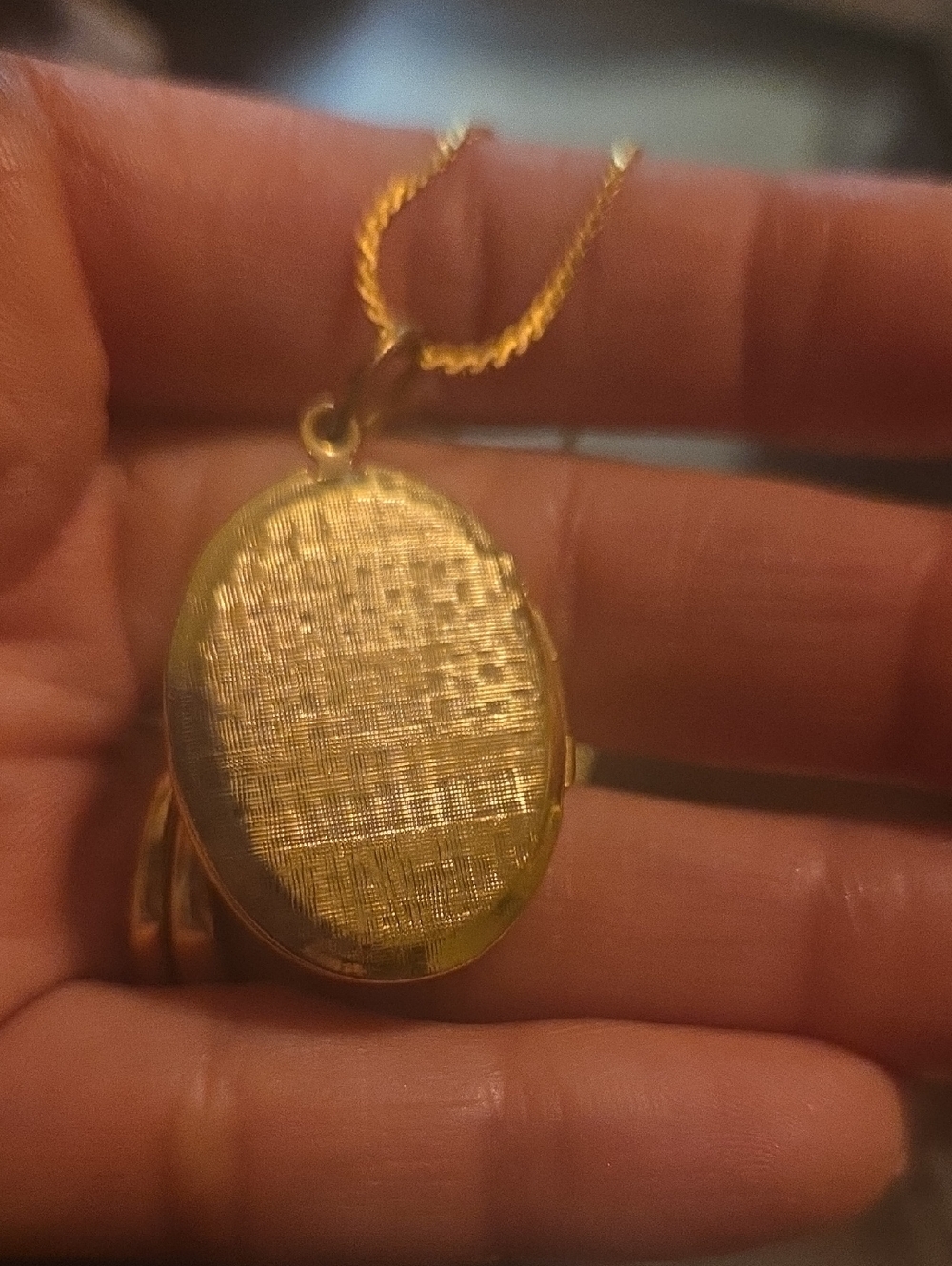 Gold-Tone Oval Pearl Locket Pendant Necklace - Elegant Women’s Jewelry - Picture 6 of 7